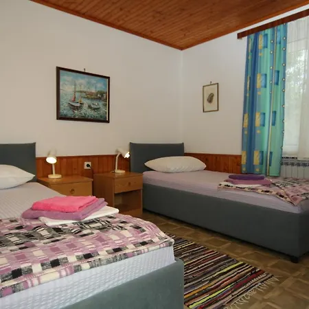 And By The Sea 말리로시니