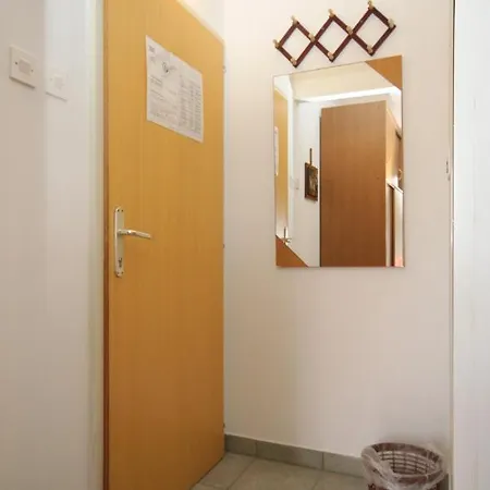 And By The Sea 말리로시니