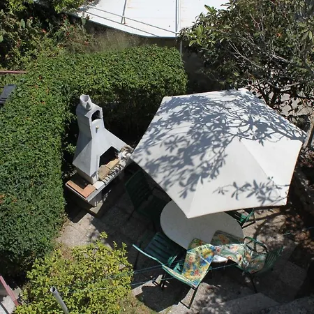 And By The Sea 말리로시니