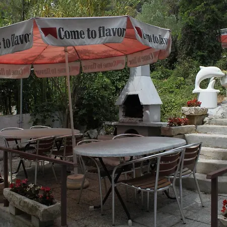 And By The Sea 게스트하우스