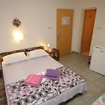 בית הארחה And By The Sea 3*