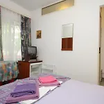 And By The Sea בית הארחה 3*